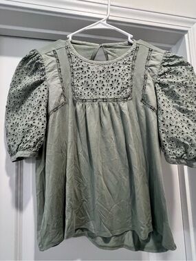 Good Hart Women’s Medium Sage Eyelet Puff-Sleeve Shirt